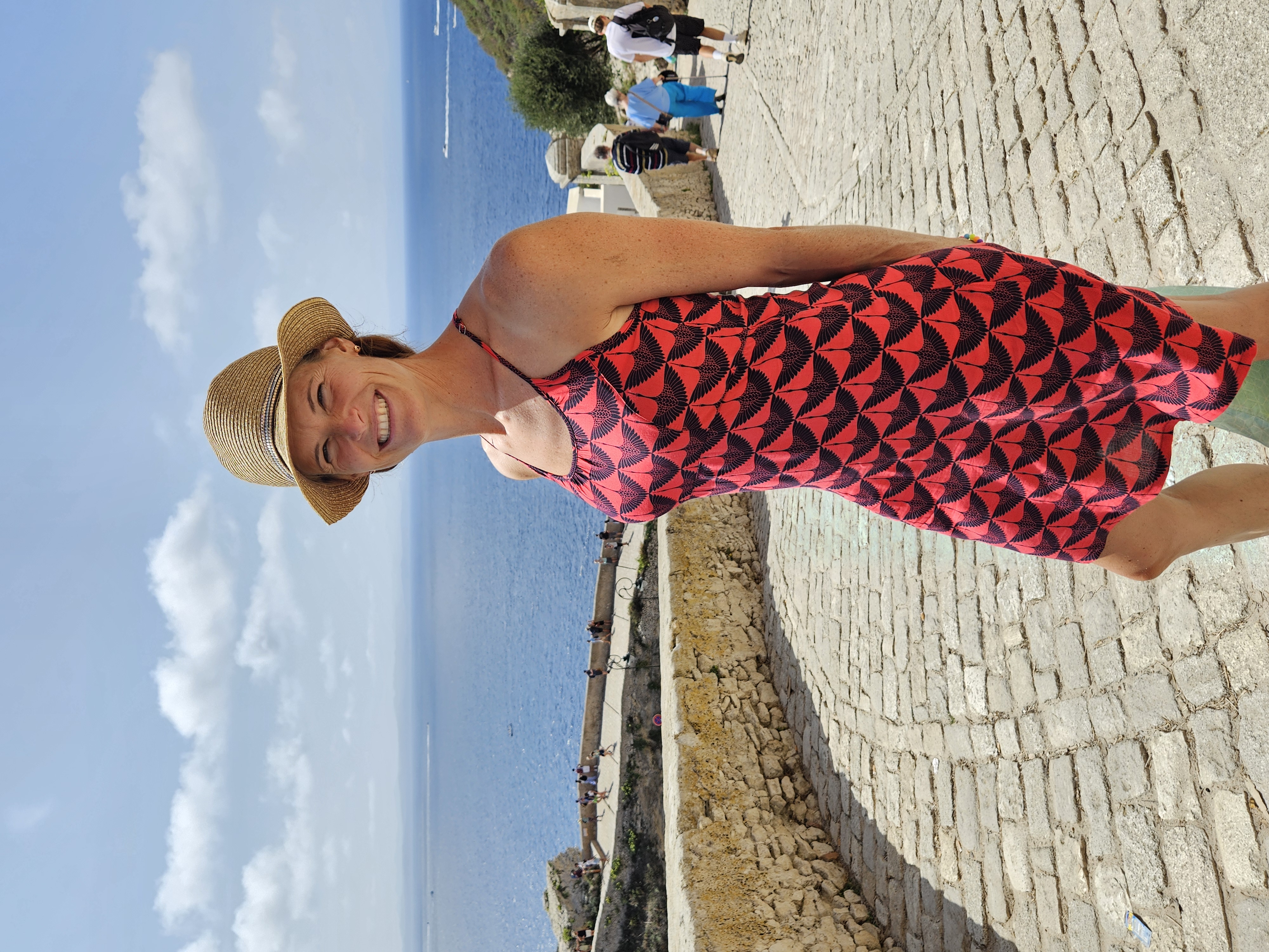 Katja Dießl lächelnd am Meer